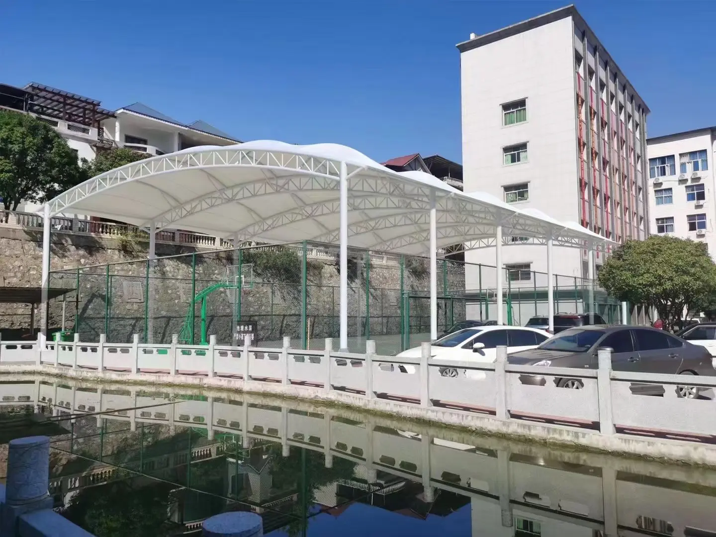 贵州普定园区停车棚总在漏水生锈？源头膜结构厂家：按本地气候选材，避开三大坑